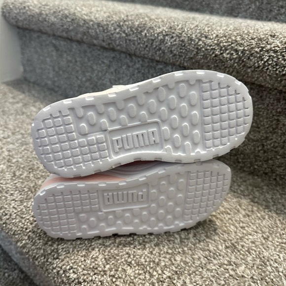 Girls Size 10 Puma Sneakers NEW - Picture 3 of 4
